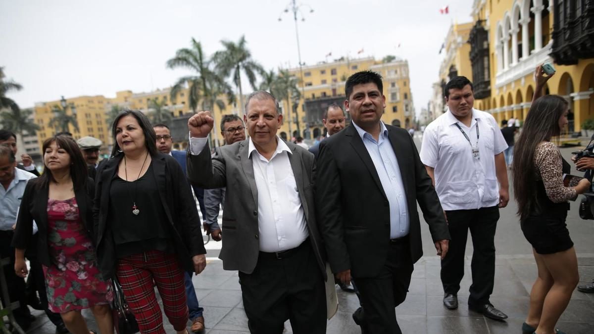 Frente Amplio apuesta por vacancia. Dos de sus congresistas en contra