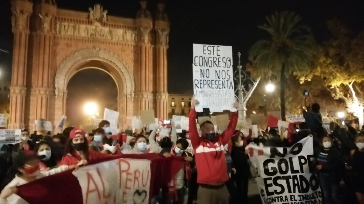 Peruanos y peruanas en Barcelona protestan en contra del golpe de Estado
