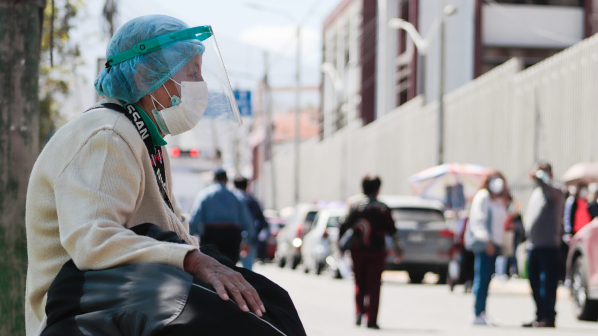 La espera de los adultos mayores de Arequipa por la vacuna