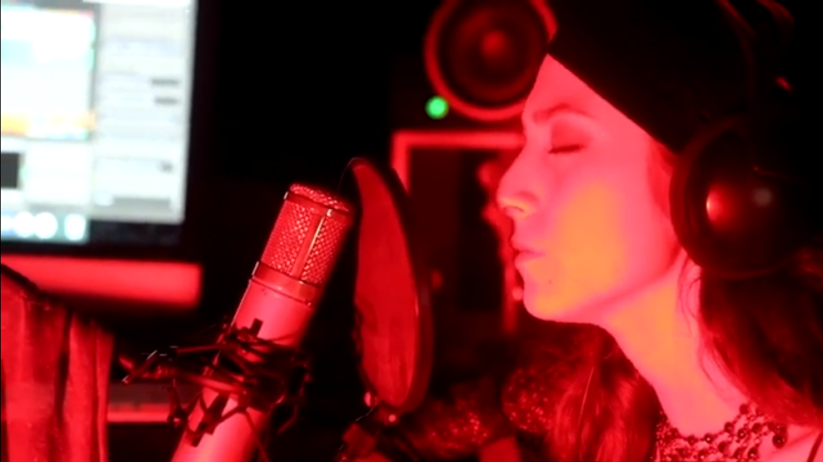 Presentan “Ama ne ser”, nuevo videoclip de cantautora Valeria Robbiano