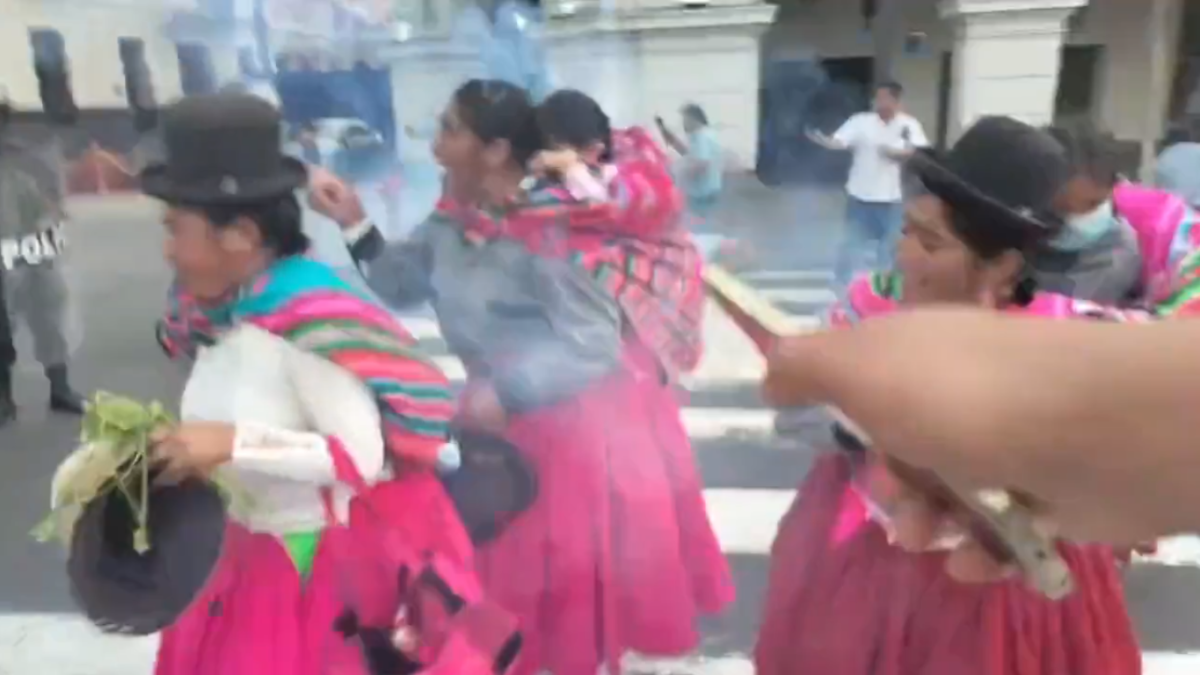 Policías gasean a mujeres con niños en manifestaciones