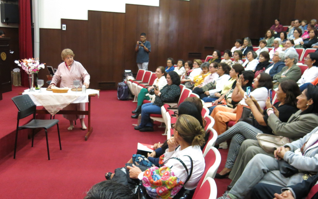 “La fiesta continúa: champán, champán”: una celebración a nuestros adultos mayores