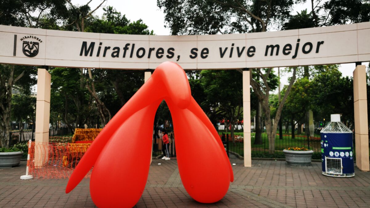 Las Clito instalan clítoris gigante en el Óvalo de Miraflores