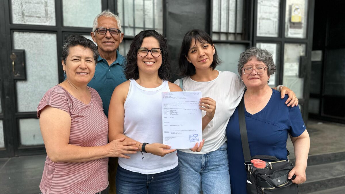 Gabriela y Fabiola, junto a sus padres, buscan el reconocimiento de su matrimonio en el Poder Judicial