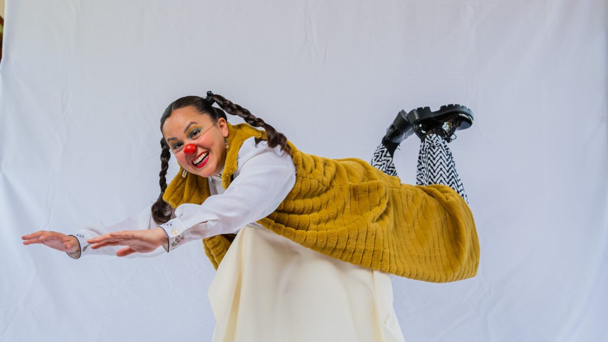 La Vecindad Escuela de Clown presenta el unipersonal «Entre sueños» con Daniela Ayaipoma