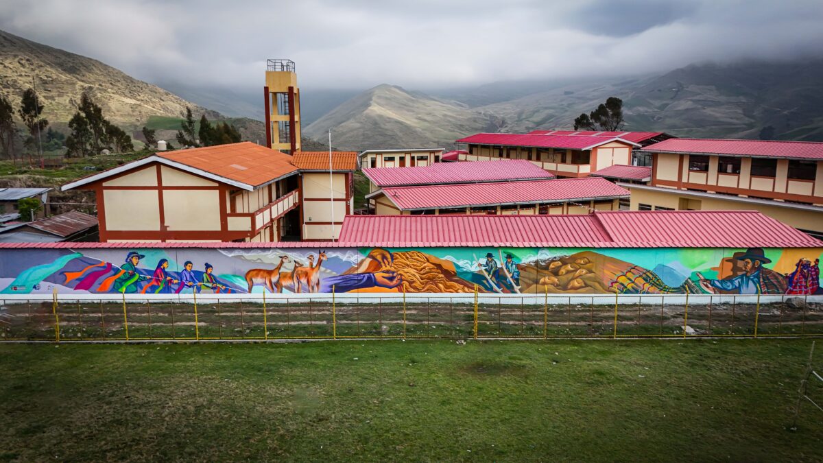 Raúl Vargas Quispe ‘Rustoy’ presentó el mural «El lugar que imaginamos» en la comunidad de Nunumia – Cajatambo