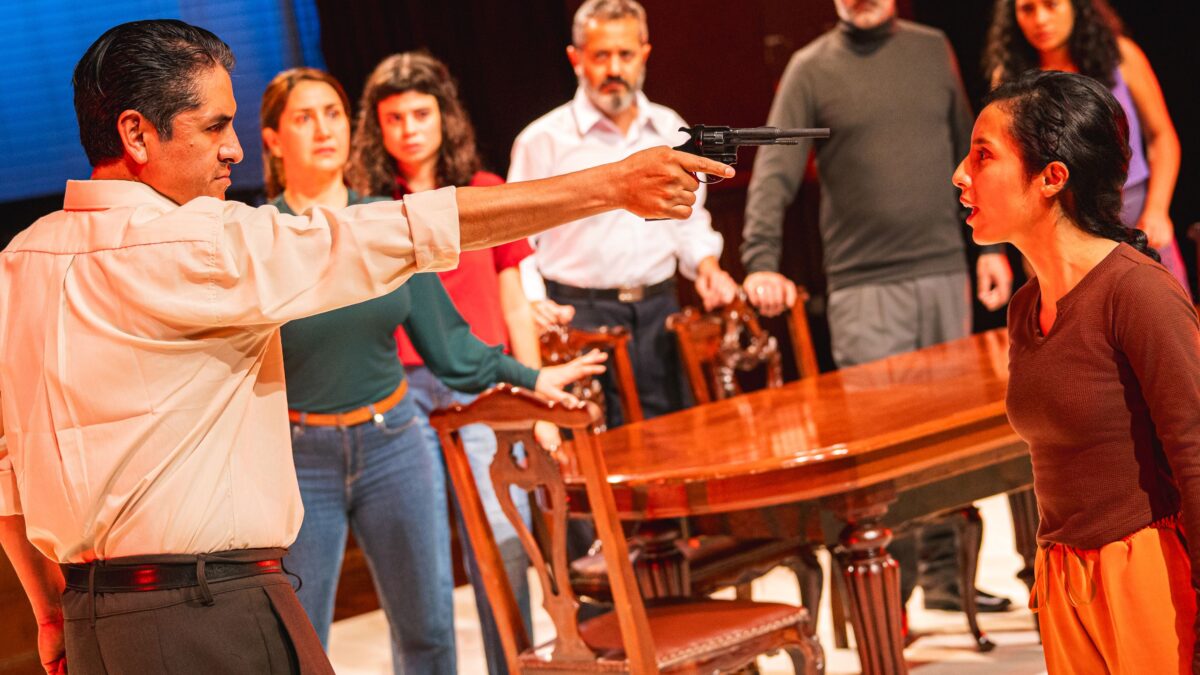 «Dos siglos de sobremesa» presenta una historia que atraviesa 200 años de la República del Perú