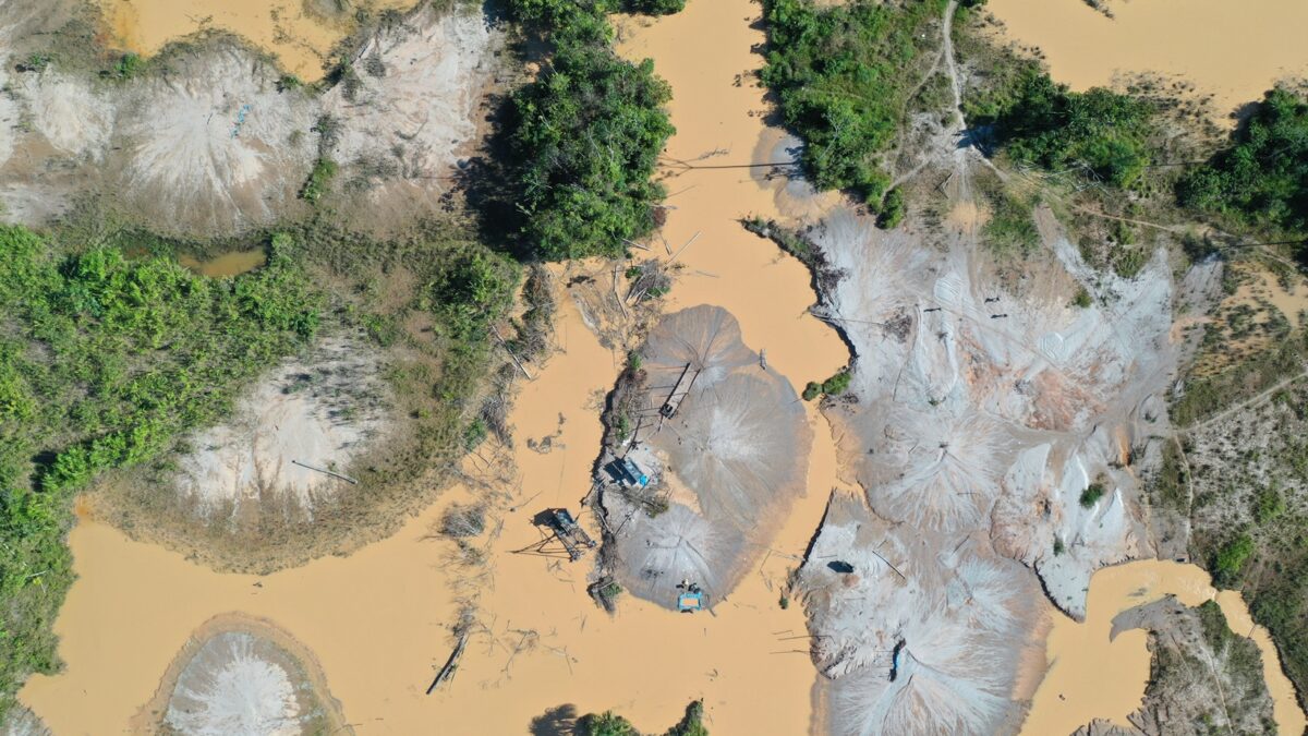 Minería ilegal de oro se expande a nueve regiones amazónicas y amenaza a comunidades y ríos del Perú