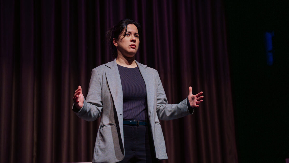 La Ira Producciones presenta «Daño» de Phoebe Eclair-Powell dirigida por Mikhail Page