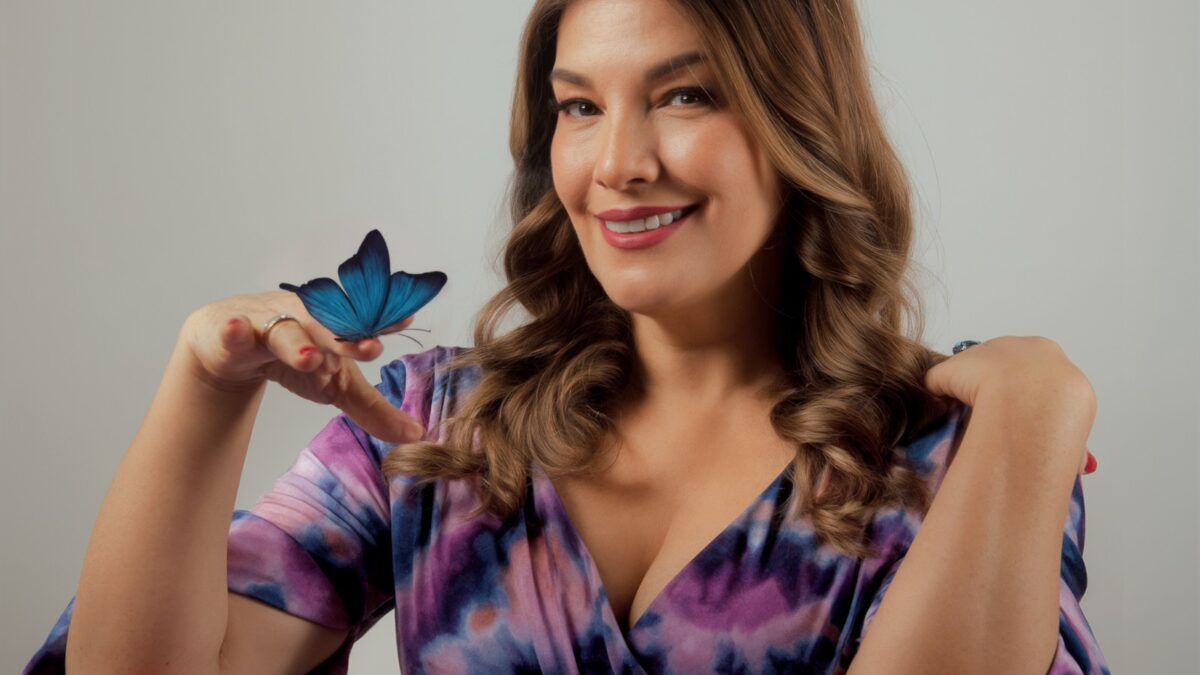 Elena Romero presenta su nuevo éxito musical «Tú no sabes querer» a ritmo de cumbia