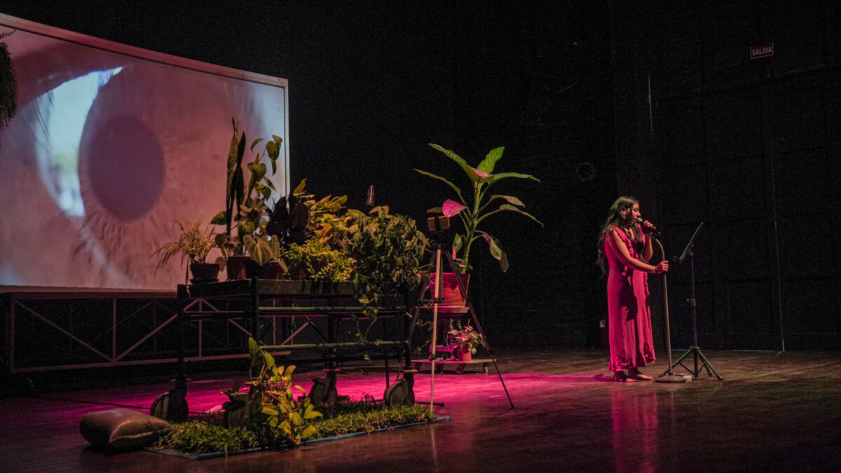 Gabriella Paredes presenta su unipersonal «La melancolía de las plantas» en Yuyachkani