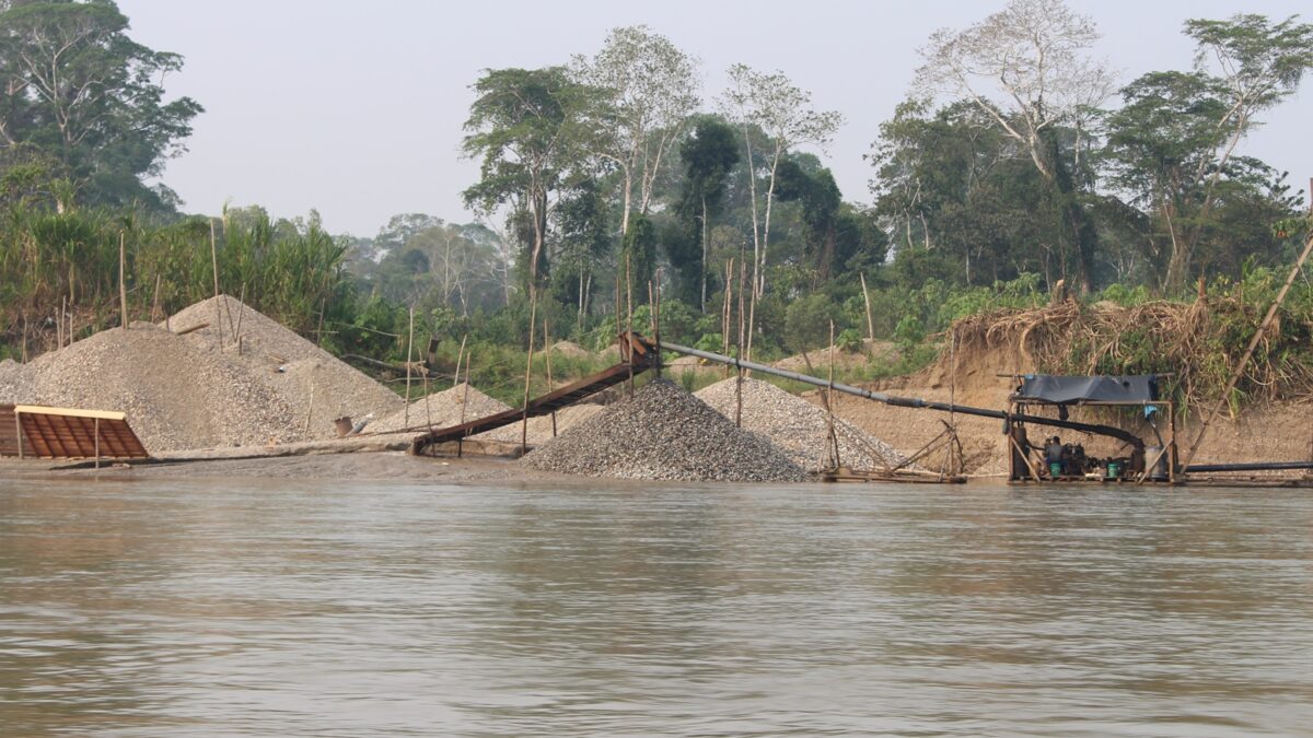 Oro ilegal amenaza el agua: mujeres y comunidades del Nanay enfrentan el avance de la minería ilegal