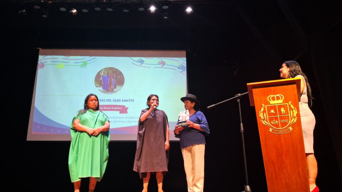 Premian a las viudas de Saweto por su defensa de la memoria y el territorio