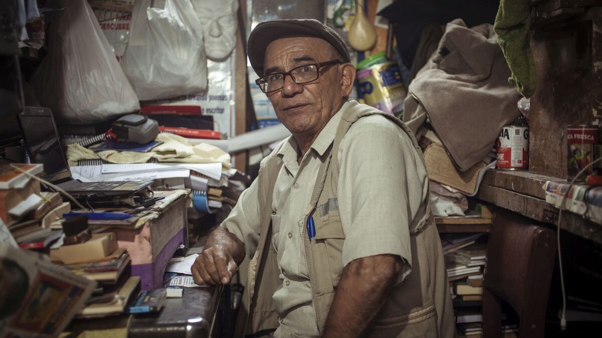 Al escritor y maestro Cronwell Jara Jiménez