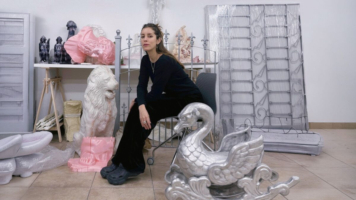 Andrea Ferrero vuelve a Lima: castillo de juguete, universos polly pocket y otras formas de poder