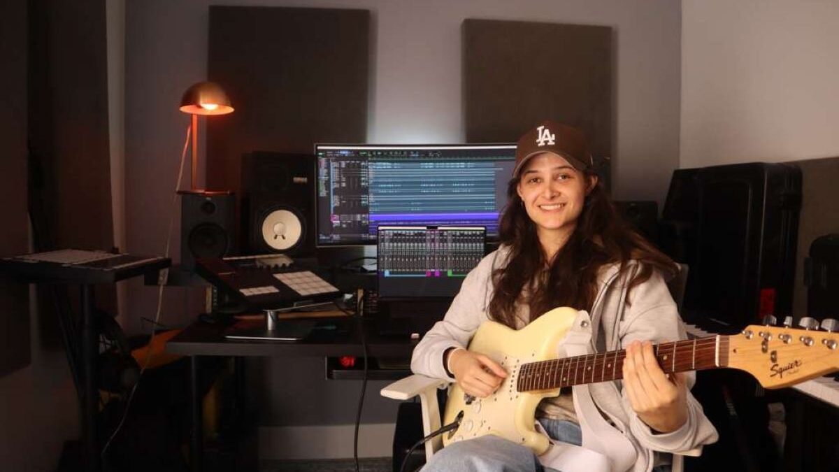La peruana que apostó por los estudios de producción y hoy construye su carrera en la industria musical de Miami
