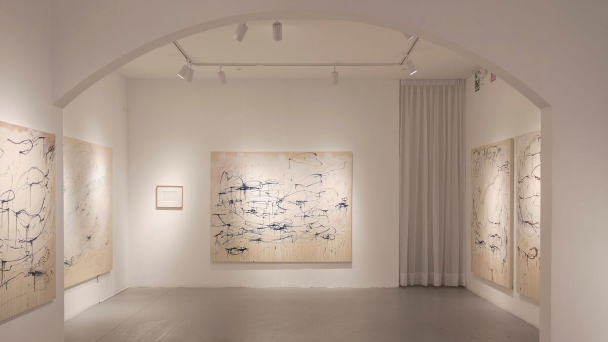 Vesper Tzu abre sus salas a la abstracción: un viaje visual por la identidad, el cambio y la resiliencia